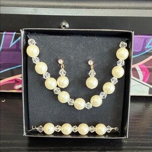Elegant Pearl and Crystal Jewelry Set